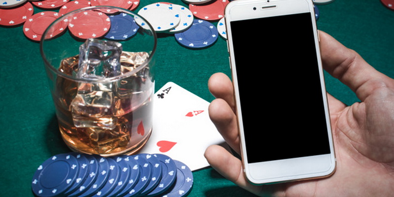 Mobile phone, chips and cards help you understand how to learn poker