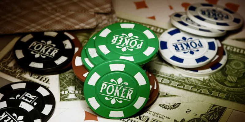 Siyah, Yeşil ve Beyaz Çipler - Ücretsiz Online Poker