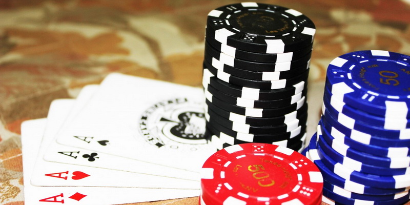 Karten und Chips - Poker kostenlos online spielen