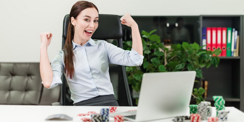 Una chica celebra sus ganancias del póquer en línea en Lituania