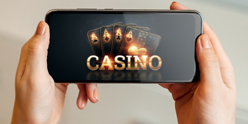 Telefon ekranında, poker sitelerinin Litvanya'da 888poker sunduğunu görebiliriz