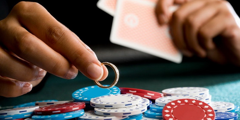 Online gambling addiction - a man bets even his own ring because the chips are too few